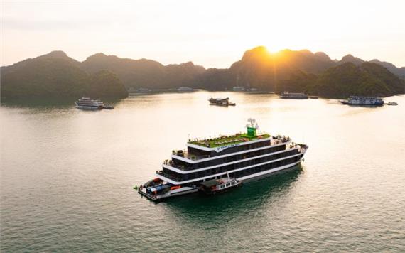 Du thuyền Velar of the Seas