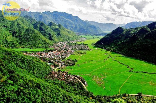 Điểm du lịch Tây Bắc nổi tiếng: Tây Bắc là điểm đến nổi tiếng của Việt Nam với những phong cảnh đẹp như tranh, với địa điểm du lịch hấp dẫn và với những nét văn hóa truyền thống đặc trưng của vùng miền núi.
